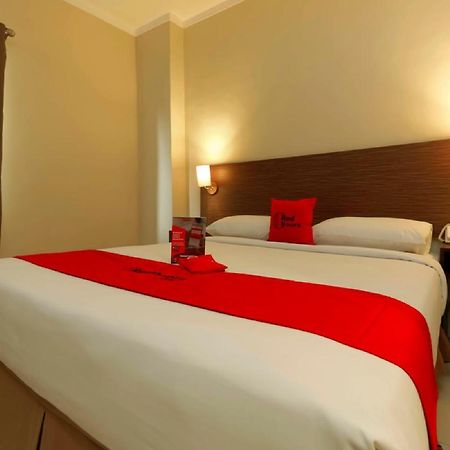 Hotel RedDoorz Plus near Pantai Losari Macasar Exterior foto