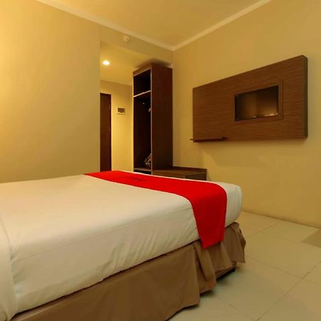 Hotel RedDoorz Plus near Pantai Losari Macasar Exterior foto