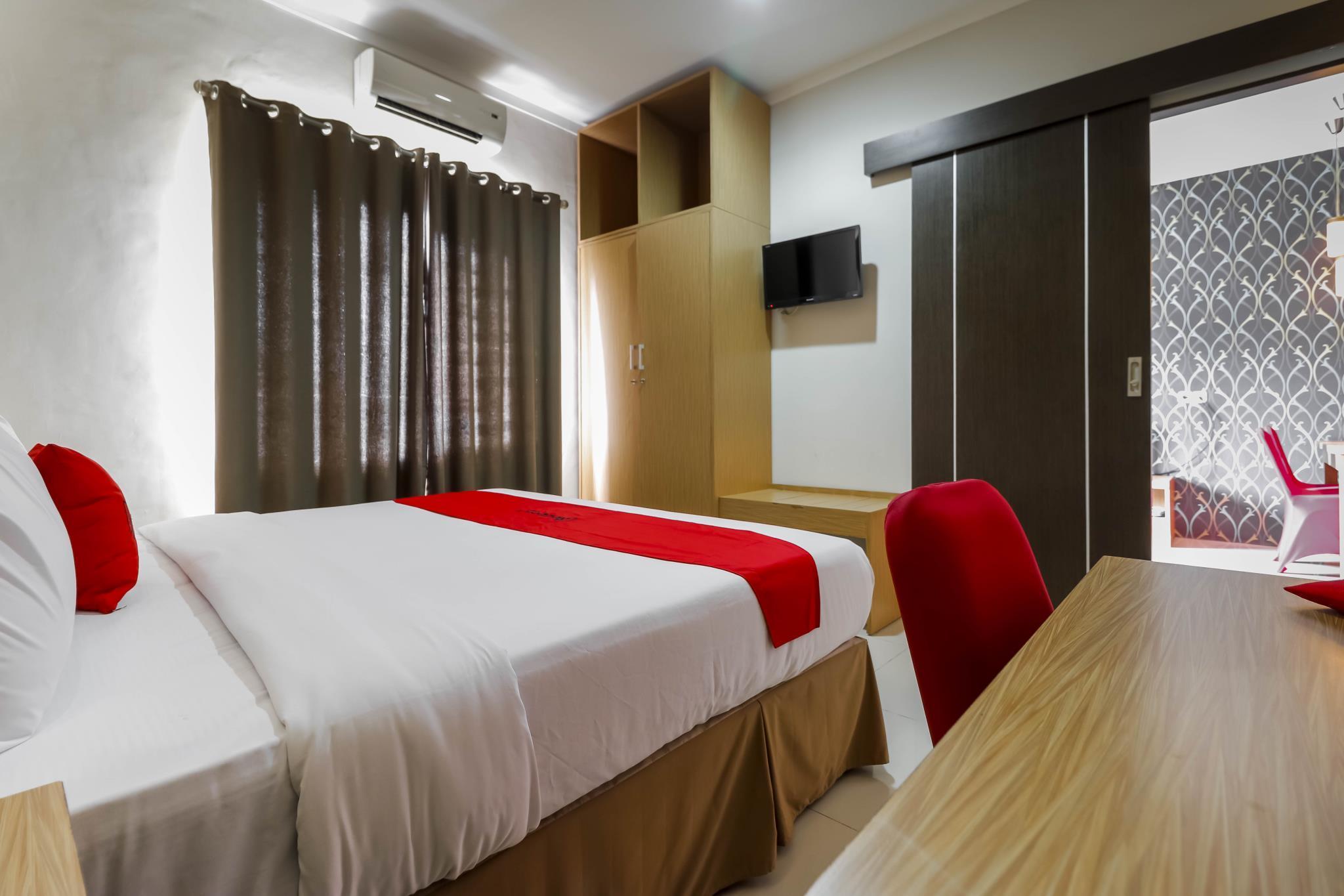 Hotel RedDoorz Plus near Pantai Losari Macasar Exterior foto