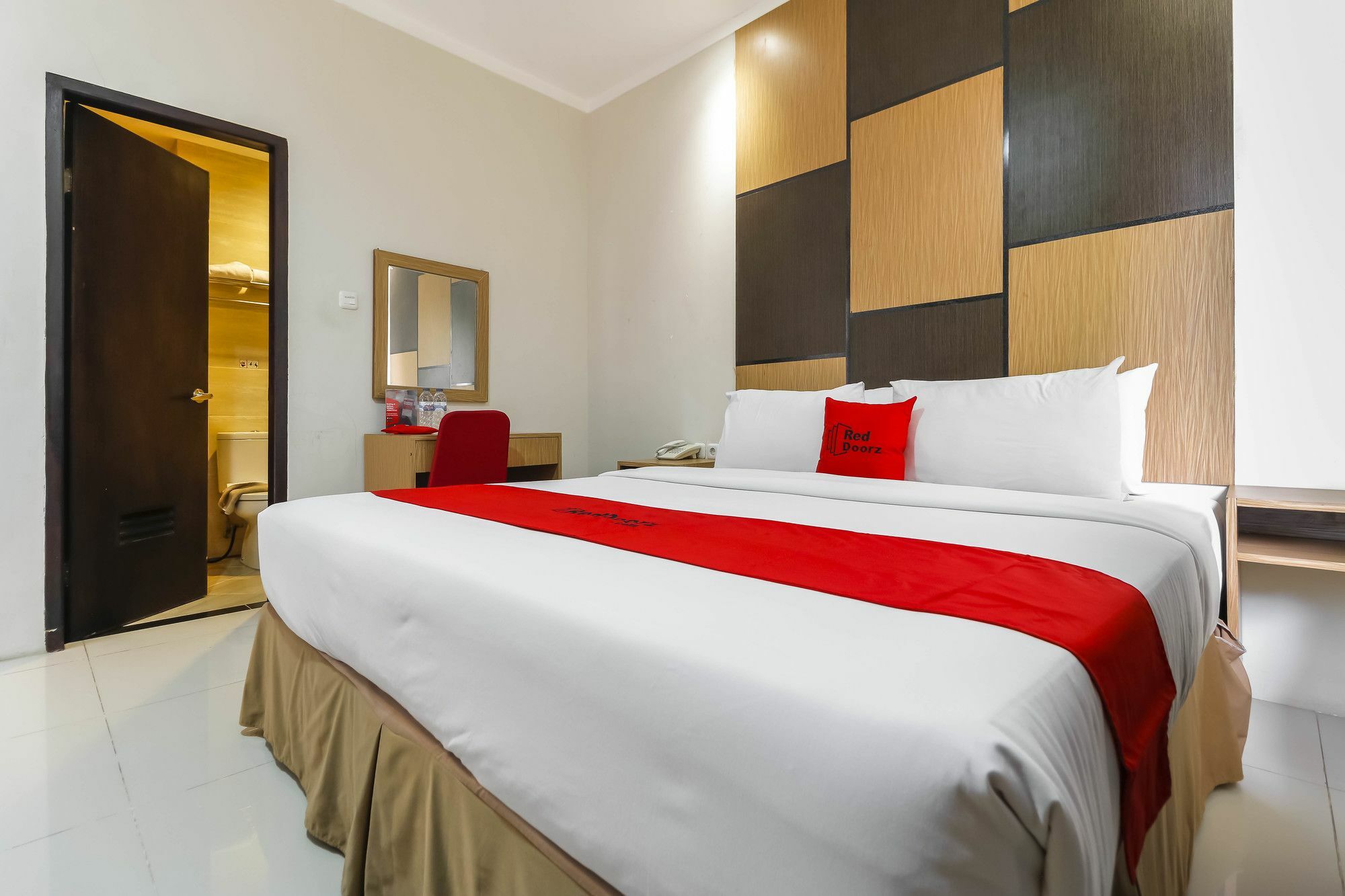 Hotel RedDoorz Plus near Pantai Losari Macasar Exterior foto