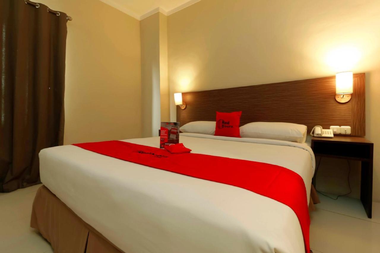 Hotel RedDoorz Plus near Pantai Losari Macasar Exterior foto