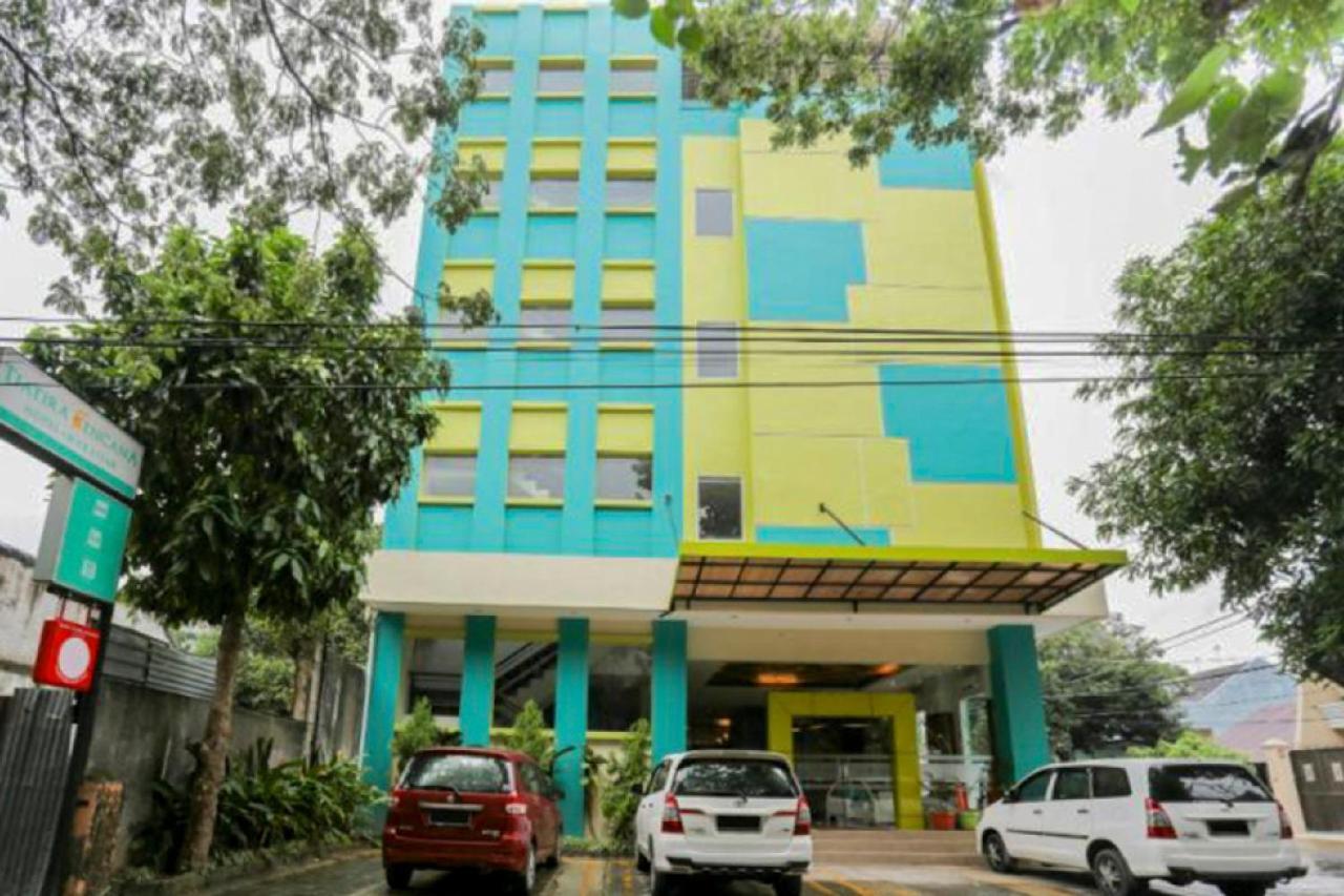 Hotel RedDoorz Plus near Pantai Losari Macasar Exterior foto