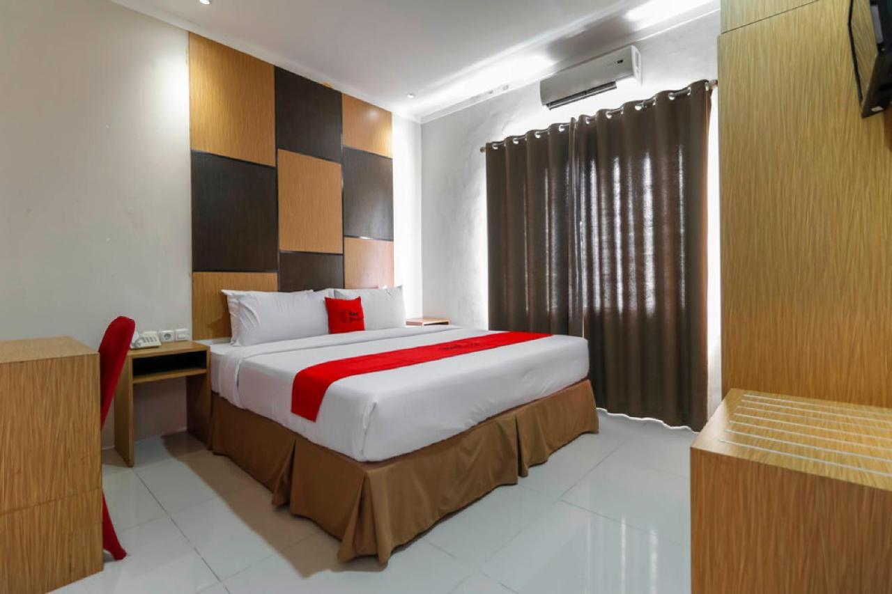 Hotel RedDoorz Plus near Pantai Losari Macasar Exterior foto