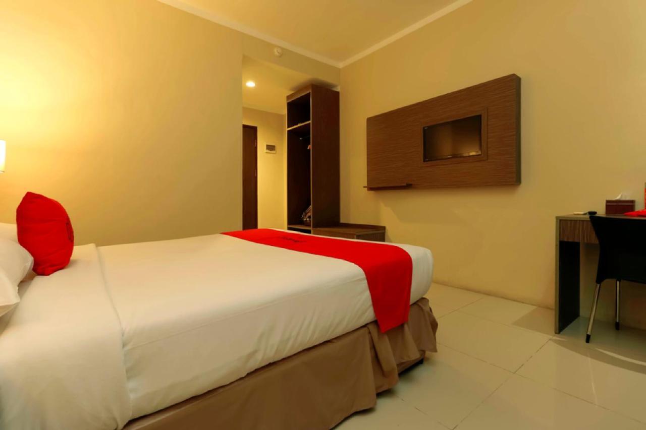 Hotel RedDoorz Plus near Pantai Losari Macasar Exterior foto