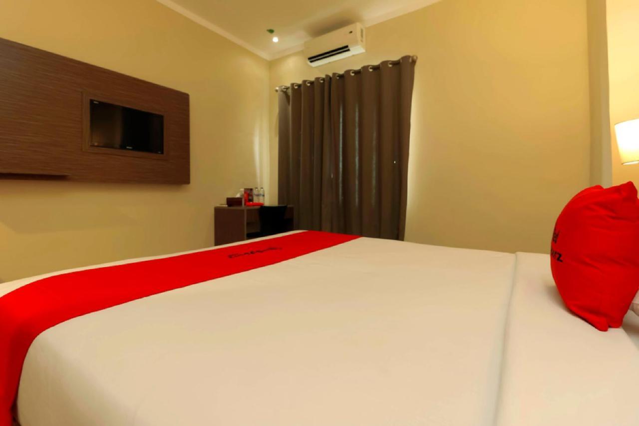 Hotel RedDoorz Plus near Pantai Losari Macasar Exterior foto